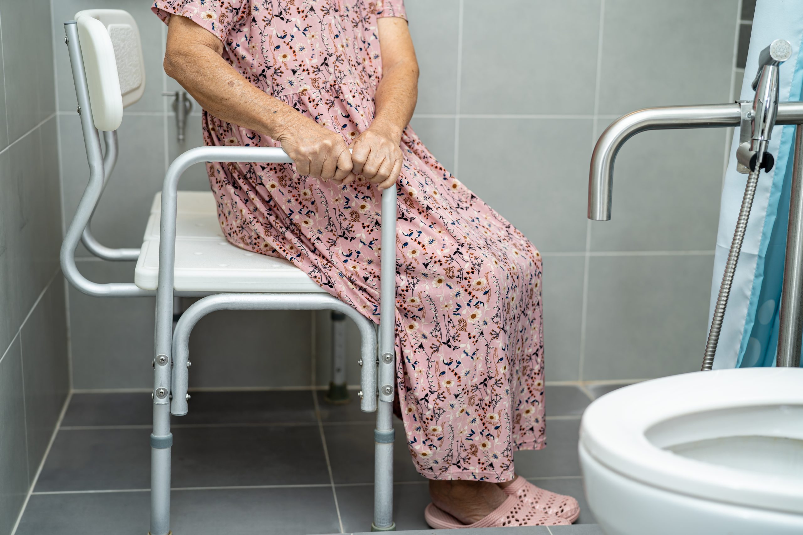 Commodes for Seniors with Mobility Issues: Safe and Convenient Toileting