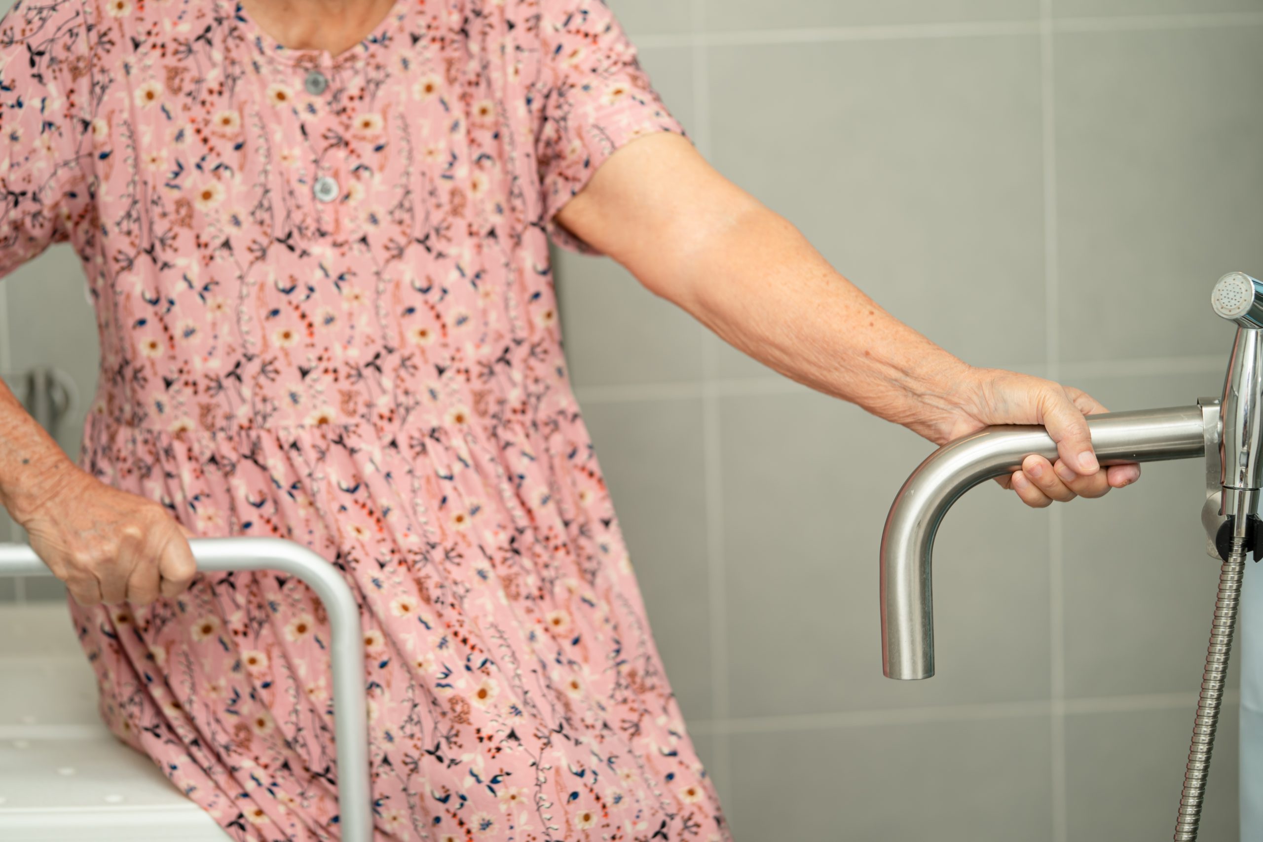 Bathtub Rails for Easy Access: Ensuring Safe Entries and Exits