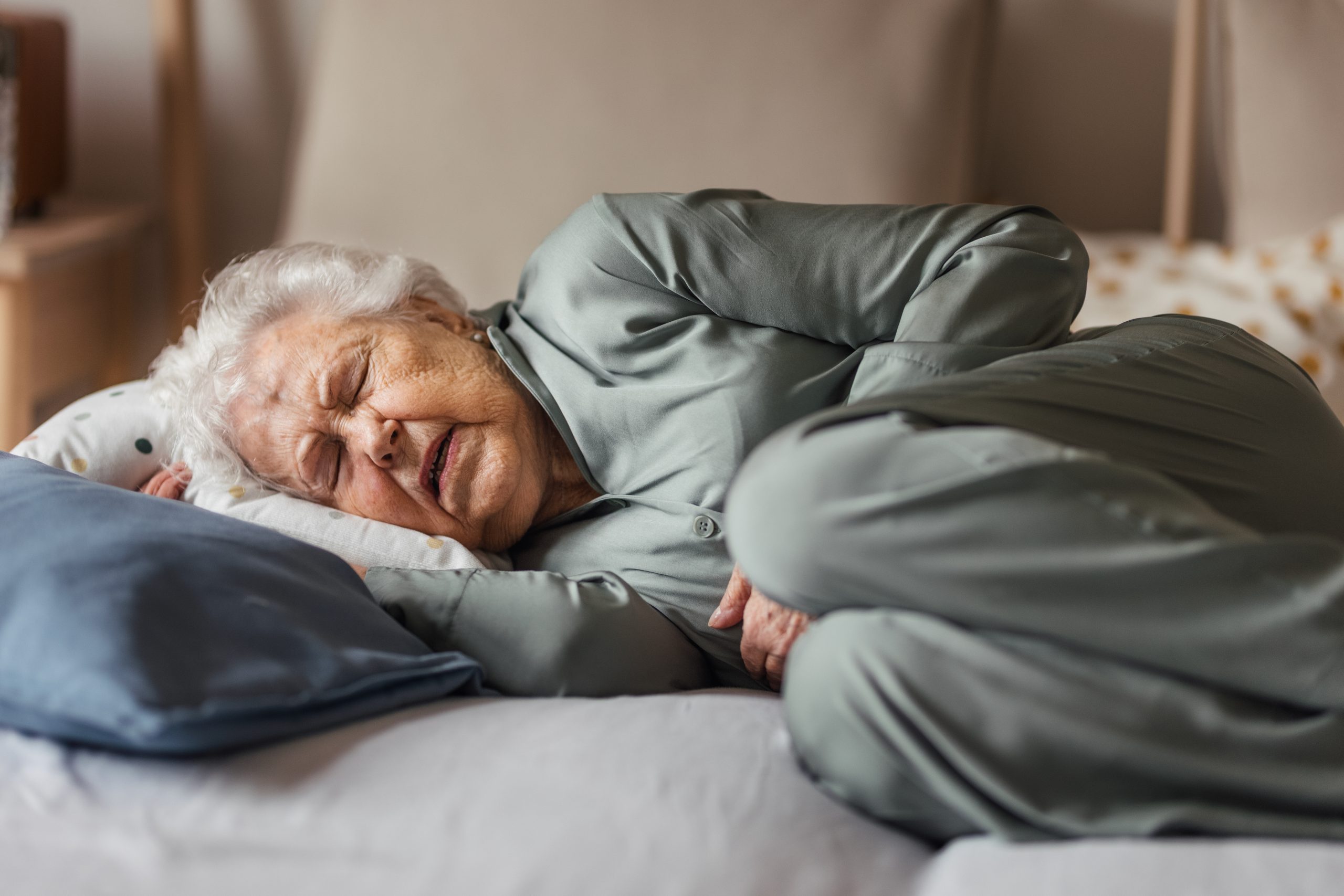 Sleep Strategies and Aids for Seniors with Joint Pain in 2026